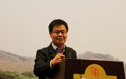 前不久,2017年诺贝尔化学奖颁给了德裔生物物理学家阿希姆・弗兰克和英国分子生物学家和生物物理学家理查德・亨德森,以表彰他们发展了冷冻电子显微镜技术。浙江大学对冷冻电镜技术同样十分重视,由学校自筹资金6000万建立冷冻电镜中心,这在国内首开先例