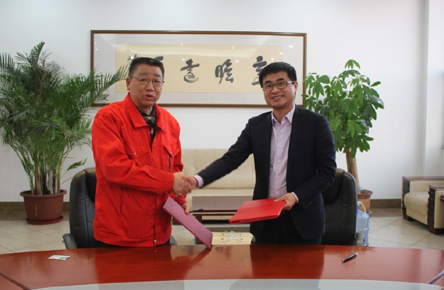 原标题:大海新能源与顺风光电签署战略合作协议 携手硅片供应与研发 近年来,在国家产业政策的支持下,我国光伏生产和应用规模持续快速增长。2017年1-9月份,我国新增光伏发电装机43GW,累计装机容量高达120GW