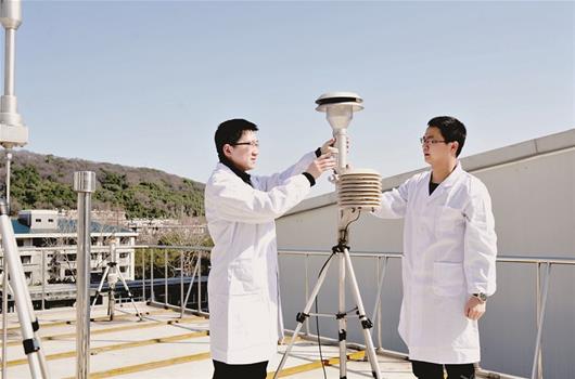 秋冬季节雾霾天气多发,也是空气质量预报员承受压力最大的时节。目前,湖北全省范围内都正遭遇一轮污染天气来袭,江城更是连续29个小时都处在重度污染之下
