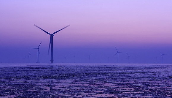 圖片來源：視覺中國在陸上風(fēng)電機組裝機容量增速放緩、陸地經(jīng)濟可開發(fā)風(fēng)資源逐漸減少的背景下，海洋正在成為國內(nèi)風(fēng)電企業(yè)的競技場。

2016年發(fā)改委印發(fā)的《可再生能源發(fā)展“十三五”規(guī)劃》（下稱“十三五”規(guī)劃）目標顯示，截至2020年，中國海上風(fēng)電開工建設(shè)目標規(guī)模10GW，確保并網(wǎng)5GW