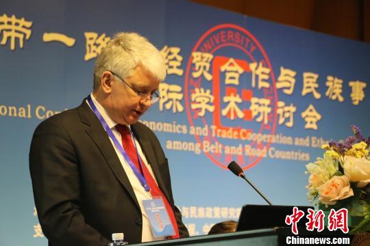 原标题:中外学者在京探讨“一带一路”沿线国家和地区经贸合作 “一带一路”经贸合作与民族事务治理国际学术研讨会在中央民族大学举办。 杜燕 摄 中新网北京12月6日电 (记者 杜燕)由中央民族大学主办的“一带一路”经贸合作与民族事务治理国际学术研讨会在北京举办