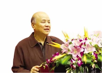 原标题:倪维斗院士:除煤炭外,其他能源潜力不大 来源:行业观察者 观点 能源系统将较长时间处于新旧发展方式并行的发展状态,推进能源系统的革命对整个社会的创新(体制、意识、技术、基础设施等)提出了巨大挑战。单一技术和技术组合难以解决能源困局,如何通过权衡取舍,精心组合和安排这些手段,以求系统性、最佳地解决问题——系统整合和战略规划