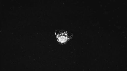 　　美国电影《地心引力》把太空垃圾的风险戏剧化了。尽管漂浮的扳手和断裂的火箭部件可能对宇宙飞船造成最致命的威胁，但大多数轨道碎片实际上都是小得多的&mdash;&mdash;想象一下油漆斑点和破碎的卫星碎片