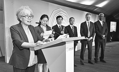 
            	圖為塞罕壩第一代務(wù)林人代表陳彥嫻發(fā)表獲獎(jiǎng)感言。新華社發(fā)在全球環(huán)保業(yè)者的矚目下，聯(lián)合國(guó)環(huán)境規(guī)劃署在內(nèi)羅畢舉行的第三屆聯(lián)合國(guó)環(huán)境大會(huì)期間宣布了聯(lián)合國(guó)最具影響力的環(huán)境領(lǐng)域獎(jiǎng)項(xiàng)“地球衛(wèi)士獎(jiǎng)”，中國(guó)塞罕壩林場(chǎng)建設(shè)者獲得其中的“激勵(lì)與行動(dòng)獎(jiǎng)”