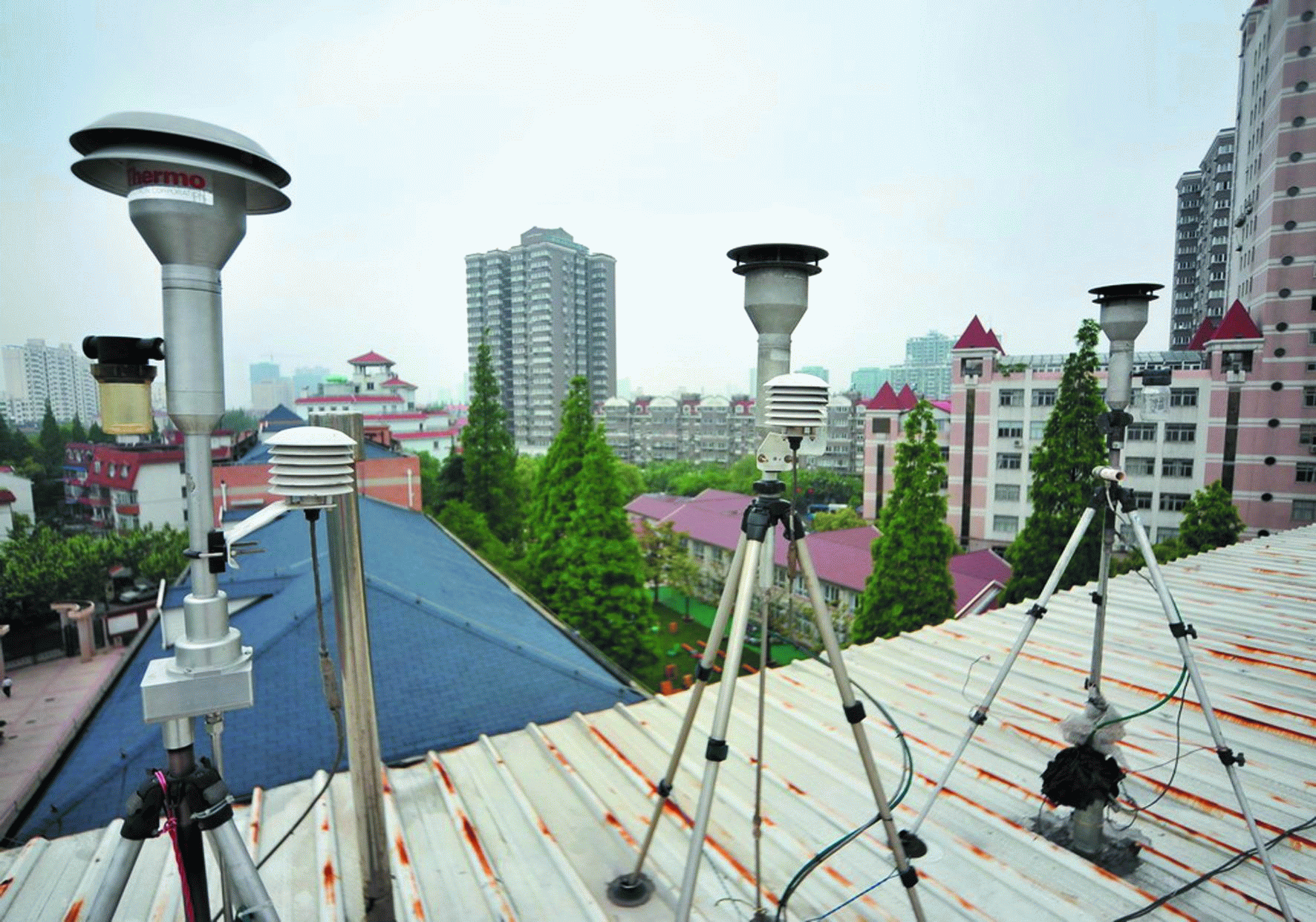 　　近日，记者从山东省聊城市环保局获悉，聊城市启动了全市乡镇环境空气监测系统的建设工作，在全市145个乡镇(街道、园区)各建设1个环境空气自动监测站(监测指标为PM10、PM2.5)，共计145个环境空气自动监测站，为全市网格化环境监管工作提供了有力支撑。&nbsp;&nbsp;(图片来自网络，侵删)&nbsp;　　据了解，145个乡镇环境空气自动监测站全部建设在乡镇(街道、园区)驻地，定时上传一次数据，实现了24小时在线连续监测，在承担网格化监测的任务的同时，还承担着乡镇(街道、园区)的考核任务
