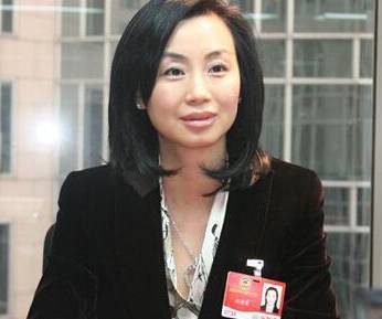 原标题：政商才女离奇失踪！她的世界你不懂            我国现在反贪力度空前之大，落马老虎越来越多，牵扯出来更多的人和事，尤其是同落马官员有关联的美女强人，更是惹人关注。有位名震全国的东北才女商人刘迎霞，20岁荣获“全国杰出创业女性”、“香港紫荆花杯杰出企业家”等荣誉称号，曾任全国政协委员、全国工商联副主席，后查出身世全靠造假，涉嫌与周滨（周永康之子）、蒋洁敏（中石油）系列贪腐案有关联，被捕前逃往美国，现离奇失踪