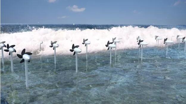 　　波浪能是所有海洋能源中最不穩(wěn)定的能源，不過(guò)日本沖繩科學(xué)研究院（OIST）仍打算發(fā)展波浪能來(lái)發(fā)電。在日本，30%海岸線都放置大量消波塊和防波堤用四腳錐體塊來(lái)抵擋海浪侵蝕，OIST團(tuán)隊(duì)玩轉(zhuǎn)巧思，選擇將渦輪機(jī)放置在這些關(guān)鍵海岸線前方當(dāng)作另一道墻，一方面可為日本生產(chǎn)額外電力送入電網(wǎng)，一方面也可以削減海浪直接沖擊沿岸的力量