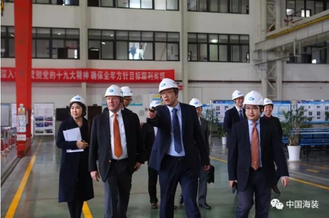 　　11月14日，中國海裝董事長孫建中會見了德國Senvion公司CEO尤爾根&dot;蓋辛格博士，雙方圍繞深化合作共贏、技術(shù)創(chuàng)新等方面進(jìn)行了交流。


　　
　　德國Senvion公司位于德國漢堡，是全球綜合排名前十的風(fēng)電機組制造商之一，在全球陸地風(fēng)電市場、遠(yuǎn)海風(fēng)電市場具有重要影響力，其2 MW系列、3 MW系列、6 MW系列風(fēng)力發(fā)電機組(海上風(fēng)機)產(chǎn)品已在全球累計裝機7000多臺