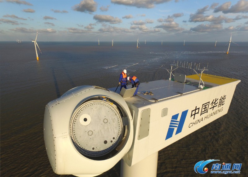 　　經(jīng)過40個小時的緊張施工作業(yè)，總裝機容量300MW、總投資51億元的江蘇如東近海“雙十”（風電場距岸基十公里以上，安裝點水深十米左右）風電場最后一臺機組于9月3日中午完成吊裝。這是迄今為止亞洲已經(jīng)建成的裝機容量最大的風力電場，是我國“十三五”期間全面治理大氣污染規(guī)劃、推廣清潔能源的開發(fā)利用的重點工程