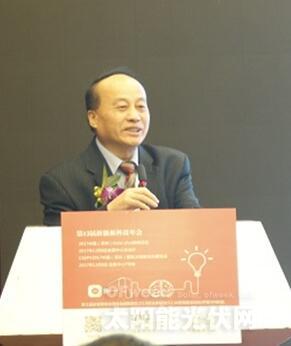 	中国储能网讯：化石能源并不能长久利用，目前存储的化石能源只够我们消耗300年，全球最多还有150年的时间发展新能源，其中太阳能的发展是重中之重。	 	加拿大工程院院士张久俊	加拿大工程院院士张久俊认为，能源是人类生活中必不可少的一环，但是地球的环境也是人类能够健康生活的前提