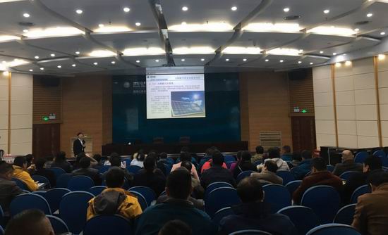 　　农村电气化网讯：11月28日起，第一批&ldquo;全能型&rdquo;供电所全员轮训工作在连云港职训基地开班，来自扬州市郊的45名农电员工参与了培训。　　本次培训由人力资源服务室牵头，根据省公司打造&ldquo;全能型&rdquo;供电所的实施意见与工作要求，扬州公司超前谋划，开展全员培训工作，以适应电力体制改革的新形势和农村供电服务的新要求，推行&ldquo;营配合一&rdquo;作业模式，促进业务末端融合，提升员工综合素质，积极打造业务协同运行、人员一专多能、服务一次到位的&ldquo;全