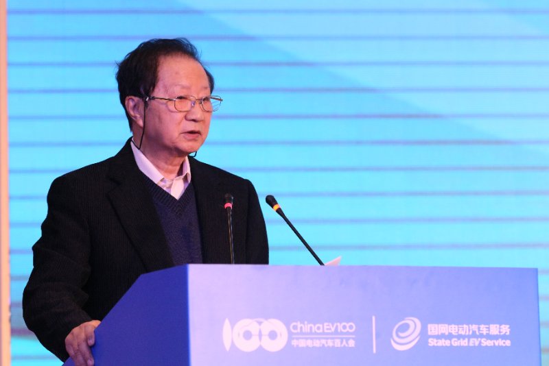 	中国储能网讯：12月9日，由中国电动汽车百人会、国网电动汽车服务有限公司主办的“2017第二届中国电动汽车充换电服务创新高峰论坛”在北京召开。中国电动汽车百人会理事长陈清泰出席会议并致辞