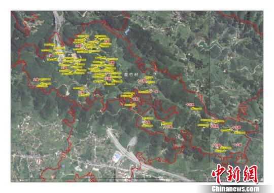 由扶贫队绘制的花竹村电子贫困地图
“我们这里以前叫花山村,现在可是名副其实的‘花果山’啦!”12月9日,指着田里即将长成的红肉蜜柚和村组硬化道路两旁的樱花树,贫困户杨朝辉笑开了花。
已经脱贫的贫困户在老房子旁修建起崭新砖房