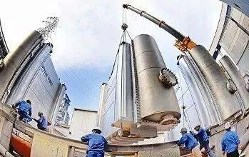原标题:太阳能资讯:2020年129亿㎡采暖布局即将公布 光热采暖如何把握? 请点击此处输入图片描述 近日从国家能源局权威人士处获悉,由国家发改委、国家能源局、环保部、住建部等十部委共同编制的《北方地区冬季清洁取暖规划》近期将出台。该规划为五年规划,将系统组织北方地区实施未来五年的清洁供暖改造工作,三年以后实现替代散煤7400万吨,五年之后替代散煤1.5亿吨,集中供暖和清洁供暖比例达到50%以上,建构起完整的清洁取暖产业体系