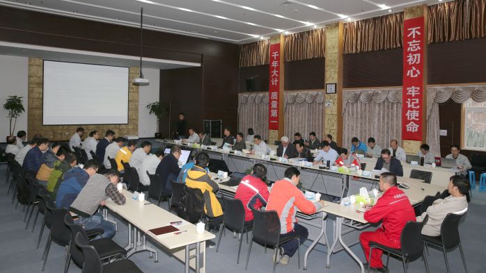 　　12月6日，由國(guó)家能源局總工程師韓水帶隊(duì)，聯(lián)合中國(guó)水力發(fā)電工程學(xué)會(huì)、四川省地質(zhì)礦產(chǎn)開發(fā)局組成的專家組，在三峽集團(tuán)黨組成員、副總經(jīng)理樊啟祥陪同下，來(lái)到烏東德工程建設(shè)現(xiàn)場(chǎng)，對(duì)烏東德水電站工程樞紐區(qū)地質(zhì)災(zāi)害綜合監(jiān)測(cè)預(yù)警系統(tǒng)開展評(píng)審。  　　評(píng)審期間，專家組一行先后查勘了金坪子、右岸雞冠山梁子、右岸出線場(chǎng)平臺(tái)等監(jiān)測(cè)設(shè)備布置地點(diǎn)和運(yùn)行情況，聽取了綜合監(jiān)測(cè)預(yù)警系統(tǒng)承建單位現(xiàn)場(chǎng)負(fù)責(zé)人的介紹，查閱了項(xiàng)目檔案資料，并與工作人員進(jìn)行了交流，詳細(xì)詢問了該系統(tǒng)分布式光纖與地震動(dòng)監(jiān)測(cè)站點(diǎn)等的布設(shè)情況和監(jiān)測(cè)效