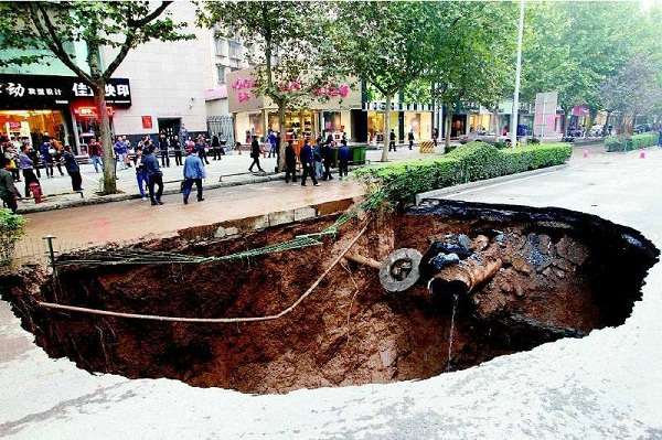 
            	城市地下管網(wǎng)包括城市供水、排水、供電、供氣、通信等，是城市基礎(chǔ)設(shè)施的重要組成部分，地下管網(wǎng)是城市的“血管”和“神經(jīng)”，也是城市的生命線。隨著城市建設(shè)的高速發(fā)展，我國(guó)近幾年加大了對(duì)地下空間的開發(fā)利用，城市鋪設(shè)的地下管網(wǎng)越來(lái)越多，但地下管網(wǎng)由于涉及產(chǎn)權(quán)單位多，缺乏統(tǒng)一的規(guī)范管理，有些地下管網(wǎng)檔案資料不齊，導(dǎo)致地下管網(wǎng)情況不明，加上地下管網(wǎng)的隱蔽性，無(wú)法確定管網(wǎng)的實(shí)際位置和埋設(shè)深度，在施工中損壞地下管網(wǎng)的情況時(shí)有發(fā)生，給城市建設(shè)管理和舊城改造帶來(lái)了隱患