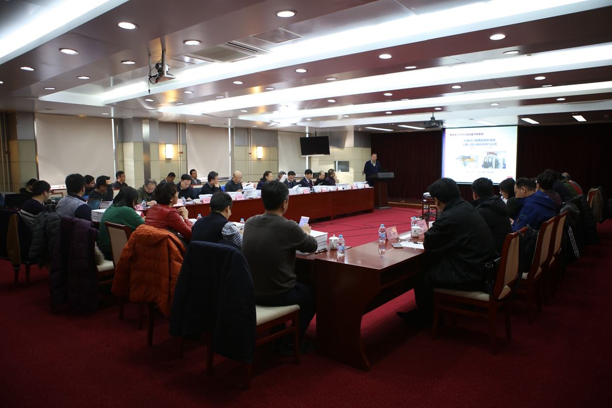 　　12月1日，由中国计量科学研究院(以下简称&ldquo;中国计量院&rdquo;)牵头承担的&ldquo;十二五&rdquo;国家重大仪器专项项目&ldquo;高端动力装置扭矩和速度测量仪器设备的研发与应用&rdquo;在中国计量院昌平院区通过了科技部组织的专家验收。&nbsp;&nbsp;项目综合验收会现场 摄影：陈杭杭&nbsp;　　项目建立了包括20 kN&middot;m高准确度大扭矩标准装置、双天线雷达测速仪、加速度计动态特性校准装置在内的成套科学仪器，攻克了空气轴承制造、无扰动质量参数测量