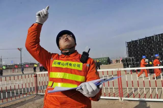 &nbsp;　　&ldquo;稳住、稳住，喷油、点火！&rdquo;　　&ldquo;塑料薄膜掉下来了！&rdquo;　　12月12日，国网宁东供电公司成功应用喷火无人机清除了飘挂在运行中的110千伏徐希甲线13#&mdash;14#杆导线上的塑料薄膜，确保了电网安全稳定运行。这也是喷火无人机技术在电网应急演练中的首次应用，极大地提升了输电线路异物隐患消除的效率