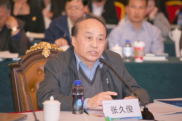 	　　化石能源并不能长久利用，目前存储的化石能源只够我们消耗300年，全球最多还有150年的时间发展新能源，其中太阳能的发展是重中之重。		加拿大工程院院士张久俊	　　加拿大工程院院士张久俊认为，能源是人类生活中必不可少的一环，但是地球的环境也是人类能够健康生活的前提