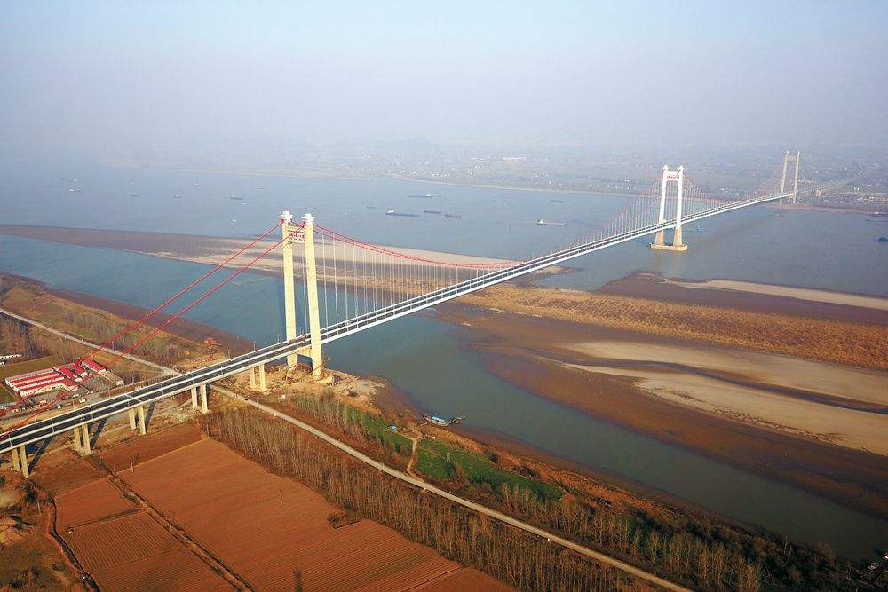 　　記者從安徽合肥市公路局獲悉，12月12日起，環(huán)巢湖公路橋梁開(kāi)始安裝“動(dòng)態(tài)稱重系統(tǒng)”，全市還有另外7座公路大橋配備“安全運(yùn)行監(jiān)測(cè)系統(tǒng)”，今后可瞬間獲取車(chē)輛過(guò)橋荷載數(shù)據(jù)。 圖片來(lái)自網(wǎng)絡(luò)，侵刪 　　據(jù)項(xiàng)目負(fù)責(zé)人陳涌介紹，“動(dòng)態(tài)稱重系統(tǒng)”和“安全運(yùn)行監(jiān)測(cè)系統(tǒng)”是一組傳感器和含有軟件的電子儀器，用以測(cè)量動(dòng)態(tài)輪胎力和車(chē)輛通過(guò)時(shí)間并提供計(jì)算輪重、軸重、總重(如車(chē)速、軸距等)數(shù)據(jù)