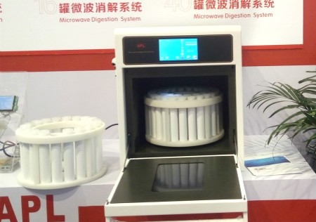             	消解仪是一种常用的样品前处理设备，按自动化程度可以分为半自动消解仪和全自动消解仪；按照原理可以分为电热消解仪和微波消解仪，目前都有比较成熟的产品，可以应用到消解、萃取、蛋白质水解等多种分析化学的样品前处理工作中。当前，面对日益增加的样品种类和数量，现代分析水平的不断提升加剧了快速制备分析样品的渴求