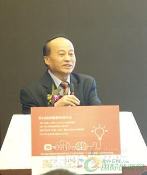 化石能源并不能长久利用，目前存储的化石能源只够我们消耗300年，全球最多还有150年的时间发展新能源，其中太阳能的发展是重中之重。加拿大工程院院士张久俊加拿大工程院院士张久俊认为，能源是人类生活中必不可少的一环，但是地球的环境也是人类能够健康生活的前提