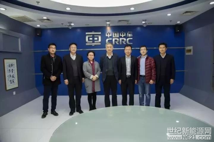 12月12日，中国光伏行业协会秘书长王勃华来公司考察指导工作。中车株洲所总经理李东林进行了热情接待，中车时代电气总经理刘可安带领王勃华秘书长一行参观了株洲所陈列室，并详细介绍中车株洲所发展的历史、各个产业板块发展的情况、科技创新体系、人才体系等，介绍了光伏产业以高铁变流、网络、控制技术为核心的初心和梦想