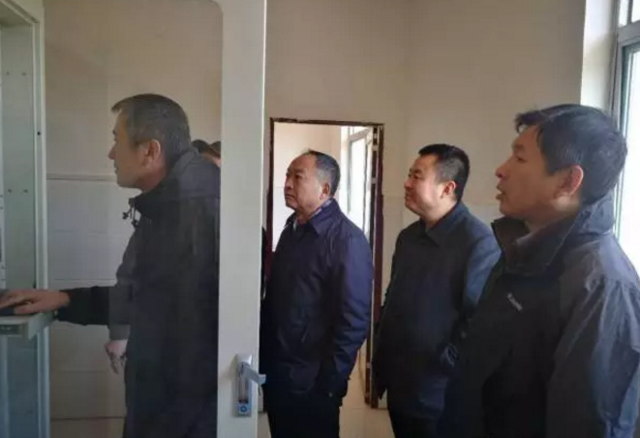 　　12月6日至8日，陜西延安市環(huán)保局黨組成員、副局長牛延都同志帶領(lǐng)市監(jiān)測站、市環(huán)保局相關(guān)人員對黃陵、宜川、延長、延川等縣區(qū)的水質(zhì)自動監(jiān)測站建設(shè)推進情況進行督察檢查，并就水質(zhì)自動監(jiān)測站建設(shè)的選址、施工條件、“四通一平”等進行現(xiàn)場指導(dǎo)，并要求各相關(guān)縣區(qū)務(wù)必高度重視，嚴格按照技術(shù)規(guī)范，做好水質(zhì)自動監(jiān)測站的選址和建設(shè)工作。  　　國家地表水環(huán)境質(zhì)量監(jiān)測網(wǎng)水質(zhì)自動監(jiān)測站的監(jiān)測數(shù)據(jù)，將作為國家地表水環(huán)境質(zhì)量監(jiān)測網(wǎng)水質(zhì)自動預(yù)警及國家對地方水環(huán)境質(zhì)量評價、《水污染防治行動計劃
