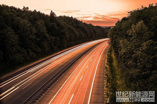 近日，国内首段光伏公路现身济南的消息引起了光伏圈的热议。据了解，该光伏高速路面分为了三层，最上面一层是&ldquo;透明混凝土&rdquo;，这一层直接与车辆及行人接触，可对光伏组件起到保护作用；中间一层即光伏组件，可以通过太阳光发电；最后一层则为绝缘层，可起到隔绝湿气的作用
