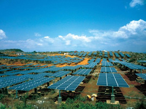                 	                    	2017年11月份，美国联邦机构国际贸易委员会（ITC）建议白宫对进口太阳能电池板征收关税，引发特朗普总统60天的期限，以决定是否实施贸易救济。美国太阳能产业目前正焦急地等待特朗普政府决定是否对太阳能进口征收大量关税，这可能在快速增长的国际市场上损害美国的地位