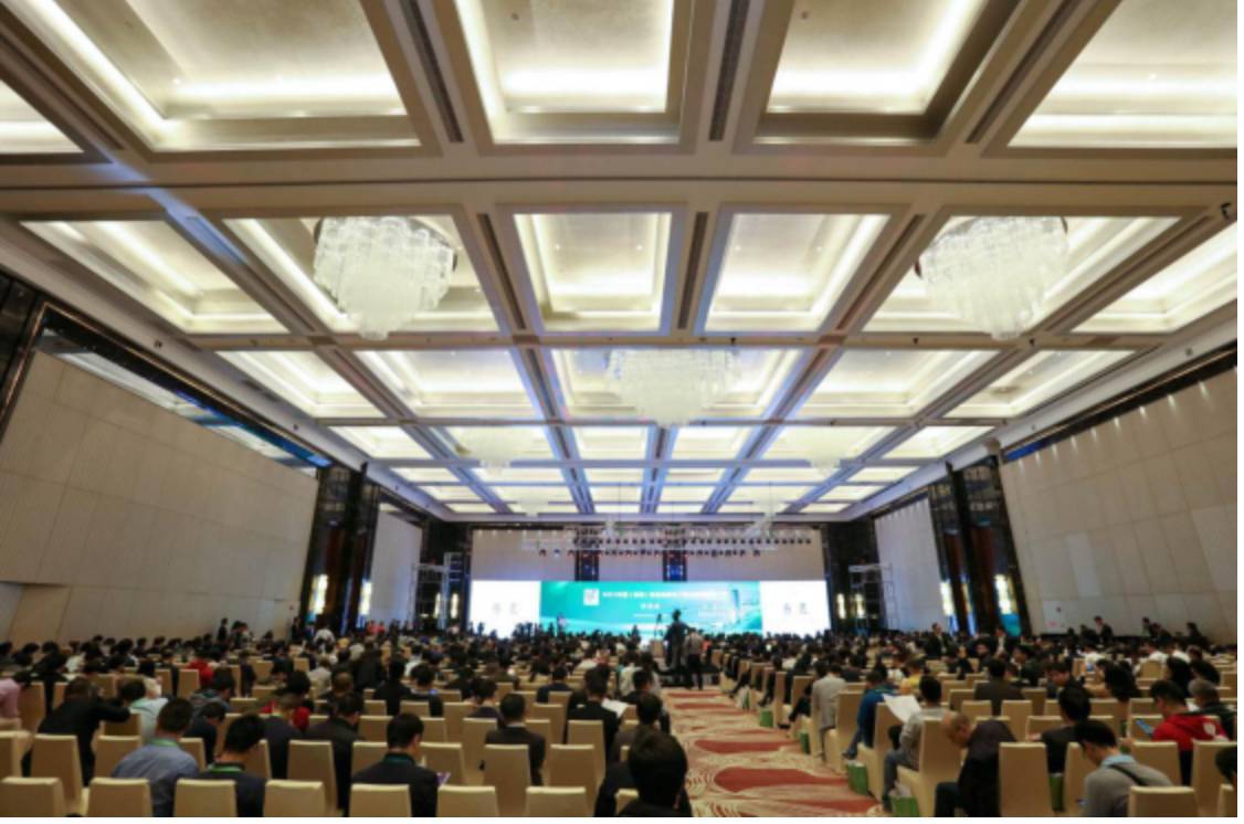 原标题：粤港澳大湾区建设的能源机会有哪些？             12月14日-16日，“2017中国（珠海）绿色创新电力峰会暨展览会”在珠海举办，峰会聚焦粤港澳大湾区绿色电力创新、清洁能源与智能电网等内容，旨在进一步促进粤港澳大湾区科技创新、成果转化和产业升级。 文丨卢奇秀 中国能源报记者 全文约1500字 建议阅读 3分钟 湾区经济成为发展新引擎 今年3月，“研究制定粤港澳大湾区城市群发展规划”首次写入国务院政府工作报告，至此，自上世纪末开始出现的“湾区经济”概念，从地方走向国家层面，从设想走向实践