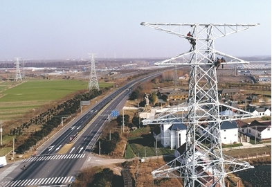             	冬日下，一座座供电铁塔昂首出现在海安县老坝港滨海新区境内。12月14日，据海安县供电公司相关负责人介绍，随着这些通往江苏蒋家沙海域的220千伏风力发电铁塔不断建成，备受国内外关注的这一江苏最大海上风电项目，进入了最重要的建设节点之一