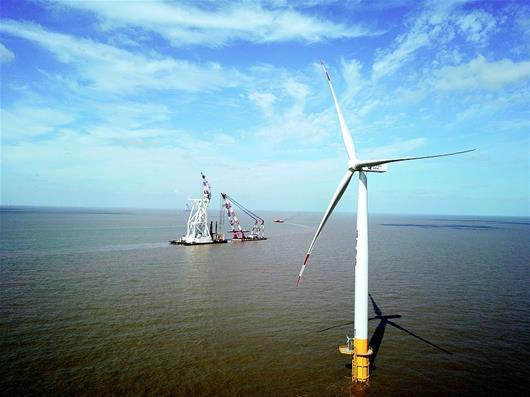             	&nbsp;江苏省滨海县黄海海域，滨海北H1号海上风电项目现场。由武桥重工集团华尔辰海上风电公司参与建设的这一项目，12月13日斩获2016-2017年度国家工程领域最高奖项――国家优质工程金质奖，成为首个获该奖的风电项目
