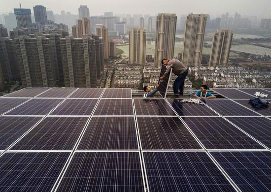 	　　据彭博社消息，IHS Markit市研公司预测，由于中国需求强劲，2018年全球太阳能安装量有望实现108千兆瓦，这极具里程碑意义。	　　IHS Markit在一份报告中指出，在中国这个全球最大的太阳能市场，政府对清洁能源的强力支持将继续推动对太阳能板的需求