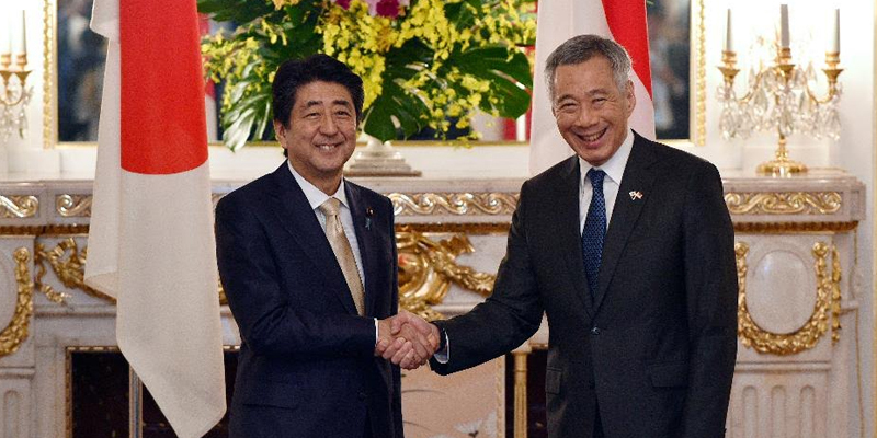 原标题：刚刚！中国100亿美元拿下这国港口！印度、新加坡要倒霉了？            缅甸地处中南半岛、毗邻印度洋、又与中国和印度接壤，战略位置非常重要，而且这个国家还是全球第十大天然气生产国（年产量80多亿立方米）。为此，日本和印度等国目前都争先恐后地在缅甸投资建设基础设施；不过，与中国在这里的“大手笔”布局相比，这些国家的“小心机”似乎都白费了