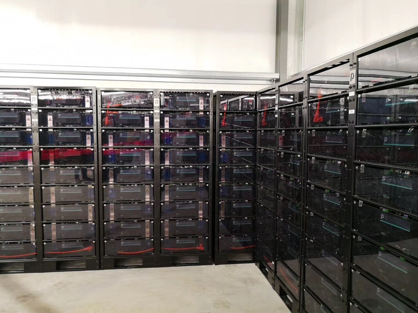 	 	中国储能网讯：12月13日，由力信（江苏）能源科技有限责任公司配套的北美最大的40.8MWh电网服务储能系统在加拿大多伦多开始并网运行。力信能源总裁侯小贺等出席并网仪式