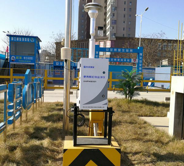 　　近日，河北石家莊市在全市所有鄉(xiāng)鎮(zhèn)(街道)、主要建筑工地、國(guó)省道干線共計(jì)903個(gè)監(jiān)測(cè)點(diǎn)位建設(shè)的網(wǎng)格化小型空氣質(zhì)量監(jiān)測(cè)站建成并投入試運(yùn)行，實(shí)現(xiàn)了對(duì)全市區(qū)域?qū)嵤┚W(wǎng)格化空氣質(zhì)量監(jiān)測(cè)的全覆蓋。  位于建筑工地的小型空氣質(zhì)量監(jiān)測(cè)站