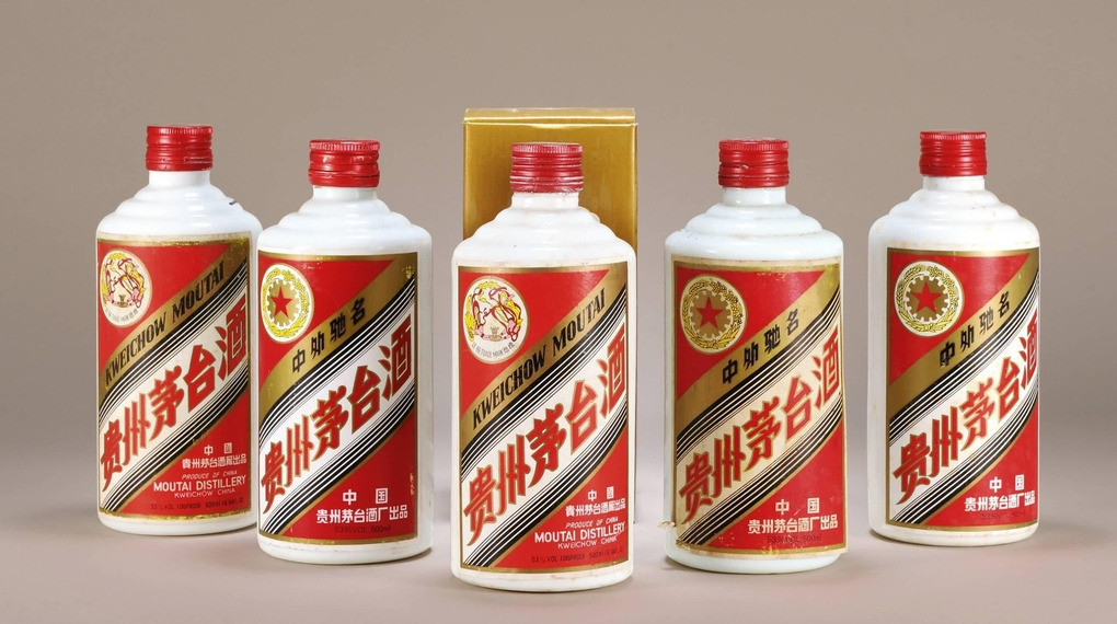 原标题：金向标——白酒重拾升势、黑色系产品大幅走强以及“煤改气”措施【干货】            1. 经过前期的震荡调整后，近期白酒板块重拾升势，在12月8日以来的7个交易日中，板块累计上涨9.57%。而在昨日，白酒板块再度实现优异表现，整体大涨2.39%，其中，龙头股五粮液昨日以日内最高价77.08元报收，同时也刷新了历史新高