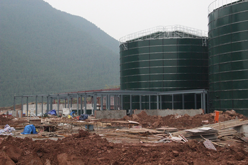 原标题：丰都:规模化生物能源项目建设正酣             规模化生物能源项目建设现场 李达元 摄  华龙网12月20日6时讯（通讯员 李达元）近日，重庆市丰都县龙孔镇玉溪工业园区内，规模化生物能源项目建设正酣。  据悉，该项目主要是对养殖场粪便进行物理处理后生产有机肥