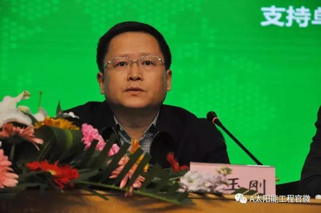 原标题：太阳能资讯：山东经信委王玉刚：着力推动太阳能产品惠民工程             山东省经济和信息化委资源节约处处长 王玉刚 山东省经济和信息化委资源节约处处长王玉刚在12月6日济南召开的行业年会上发言。 习近平总书记在党的十九大报告中指出，“推进能源生产和消费革命，构建清洁低碳、安全高效的能源体系”，为广大新能源企业指明了发展方向