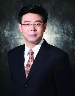 原标题：用非常规思想引领非常规油气革命      ——专访中国科学院院士、中国石油勘探开发研究院副院长邹才能            “从油气地质学的角度看地下，常规与非常规油气在空间上有序聚集，常规油气在局部圈闭富集，在供烃方向上基本有非常规油气共生；非常规油气大面积连续性分布，外围空间可能有常规油气伴生，这一油气分布规律的新认识，对于常规与非常规整体研究、整体评价、整体部署、协同开发具有重要意义。” 窗外是北京难得的蔚蓝色天空，冬日早晨的阳光斜斜地落在宽大的写字台上