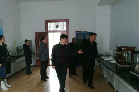 　　12月15日至16日，陜西省質(zhì)量技術(shù)監(jiān)督局組織省市專家組一行，對石泉縣食品藥品和質(zhì)量技術(shù)檢驗檢測中心法定計量授權(quán)(擴項考核)進行檢測考核。  　　考核組組長由漢中市質(zhì)檢中心主任、計量高級工程師張洪彬擔(dān)任，偕同注冊計量師三位專家對石泉縣食品藥品和質(zhì)量技術(shù)檢驗檢測中心擴項的民用三表(水表、燃氣表、電能表)項目進行了考核