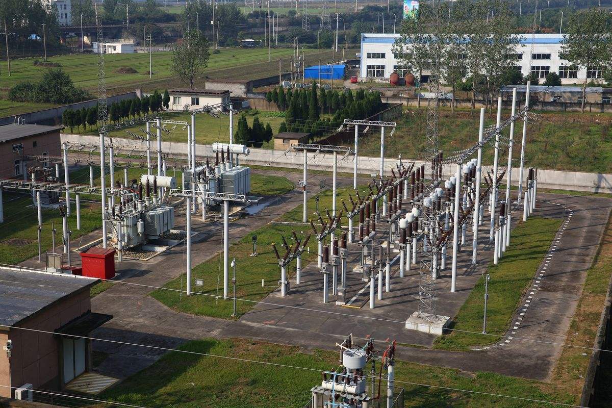 　　12月15日，湖北宜昌供電公司利用變電站智能運維決策平臺，對充油充氣設(shè)備、智能組件柜溫濕度、主變負載率等重要設(shè)備狀態(tài)量數(shù)據(jù)進行在線監(jiān)測，通過“大數(shù)據(jù)”分析，對設(shè)備作出狀態(tài)評估和故障預(yù)警。12月以來，宜昌公司已利用“大數(shù)據(jù)”分析方法成功預(yù)測、消除變電設(shè)備缺陷28起