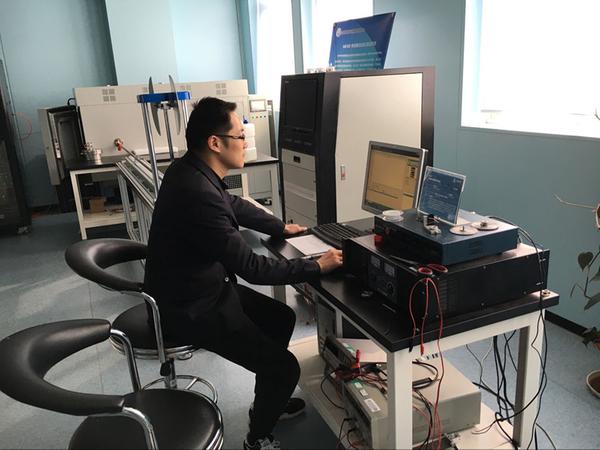 　　作为国家物联网感知装备产业计量测试中心筹建组的中坚力量，李建用一年多踏实做事、勤恳做人的事实证明了计量人难能可贵的精神品质。&nbsp;&nbsp;图为李建在工作中