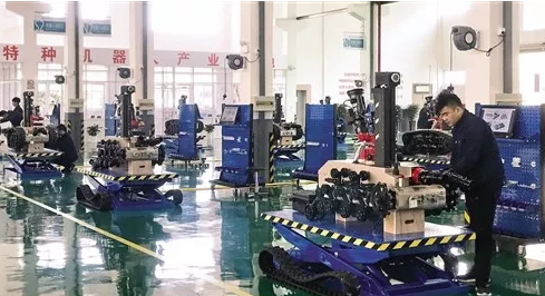 　　近日，由中信重工机械股份有限公司投资的特种机器人产业基地正式落户新疆乌鲁木齐甘泉堡经济技术开发区，未来几年，这里将打造成全疆最大机器人制造基地。&nbsp;(图片来源于网络，侵删)&nbsp;　　中信重工机械股份有限公司副总经理刘大华表示，公司到新疆建设机器人制造基地，就是看准新疆市场的强大需求