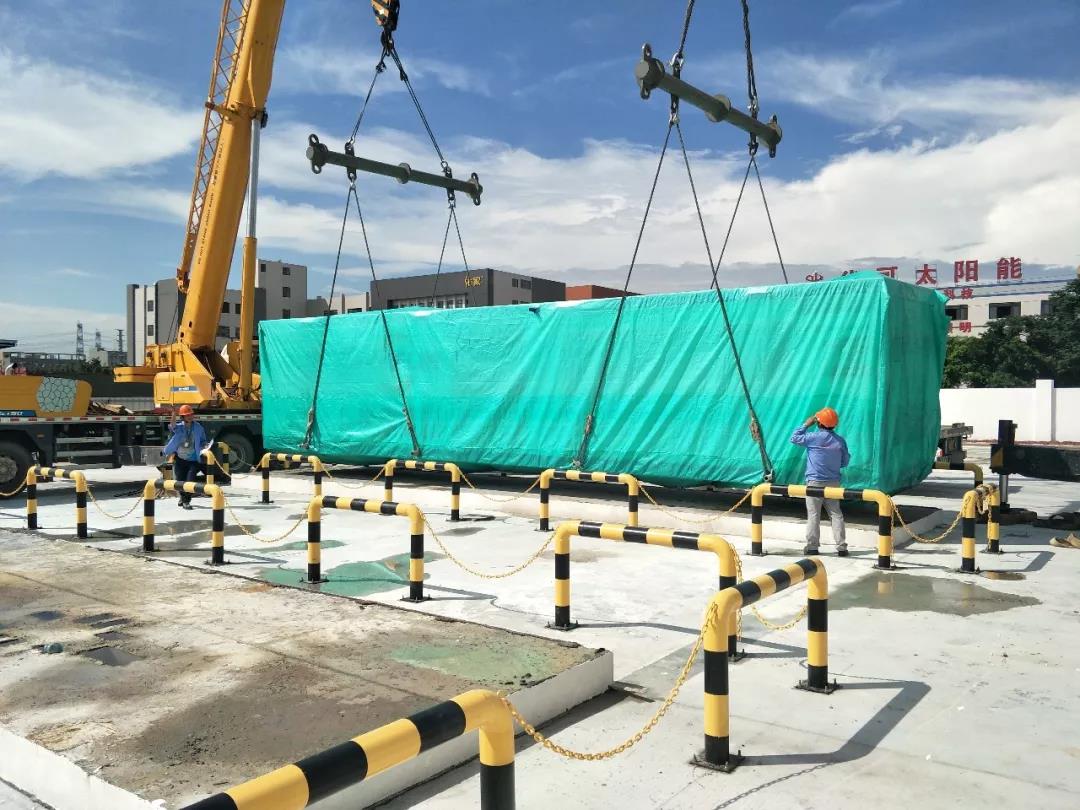 	中国储能网讯：日前，日本的丰田汽车、日产汽车、本田汽车等11家企业联合宣布：2018年将投资组建联合企业，主营业务为增建加氢站并提供维护服务。据悉，目前日本已有90多家加氢站开始运营，联合企业的目标是确保到2020年，加氢站数量达到160家，销售4万辆氢能源汽车，顺利完成这一国家战略目标