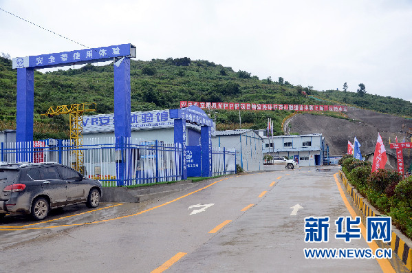             	临近年底，贵阳已是寒冬时节，贵州双龙航空港项目现场内，600多名建设者、290多台机械正在紧张忙碌。贵州双龙航空港项目是国家级临空经济示范区，中铁上海局项目部承担了航空港新建12.4千米物流外环道路工程的施工任务