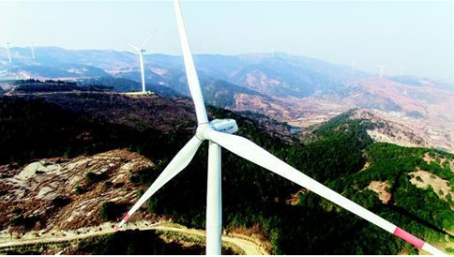 日前,大悟县江家山、鲁家畈风电场提前完成今年的发电任务,上网电量约为1.2亿千瓦时。今年大悟可以实现风力发电近20亿千瓦时,相当于全县一年总用电量的1.5倍