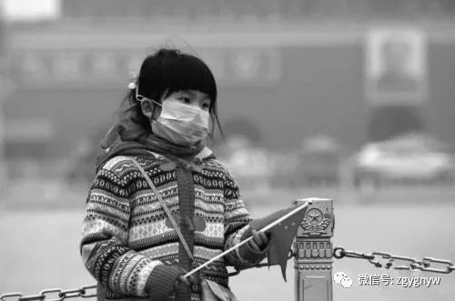 原标题:阳光能源网:未来光伏电站将像安装太阳能热水器一样普及 近日,我们北方的空气质量状况逐渐降低,我们都想将空气变得更好,节能减排我们可以选择从身边的小事做起,还有的就是改变我们的用电和发电的的模式,家庭光伏发电让我们的空气质量逐渐好转,大家也知道光伏发电是绿色的新能源,是取之不尽,用之不竭的能源,在未来光伏电站的成本将与家用电价持平或许还低,所以家家户户都将装上光伏发电系统。 虽然现在光伏发电可能并没有普及,但是最终是未来发电方式的主流趋势之一
