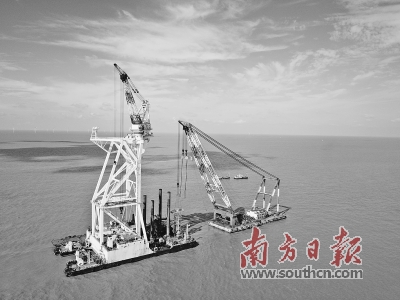             	12月的伶仃洋上寒风凛冽，珠海桂山旁的海上风电场项目却仍在有条不紊地施工。轰鸣的机器作业声中，整个项目进入到最后6台风机基础导管架的安装环节